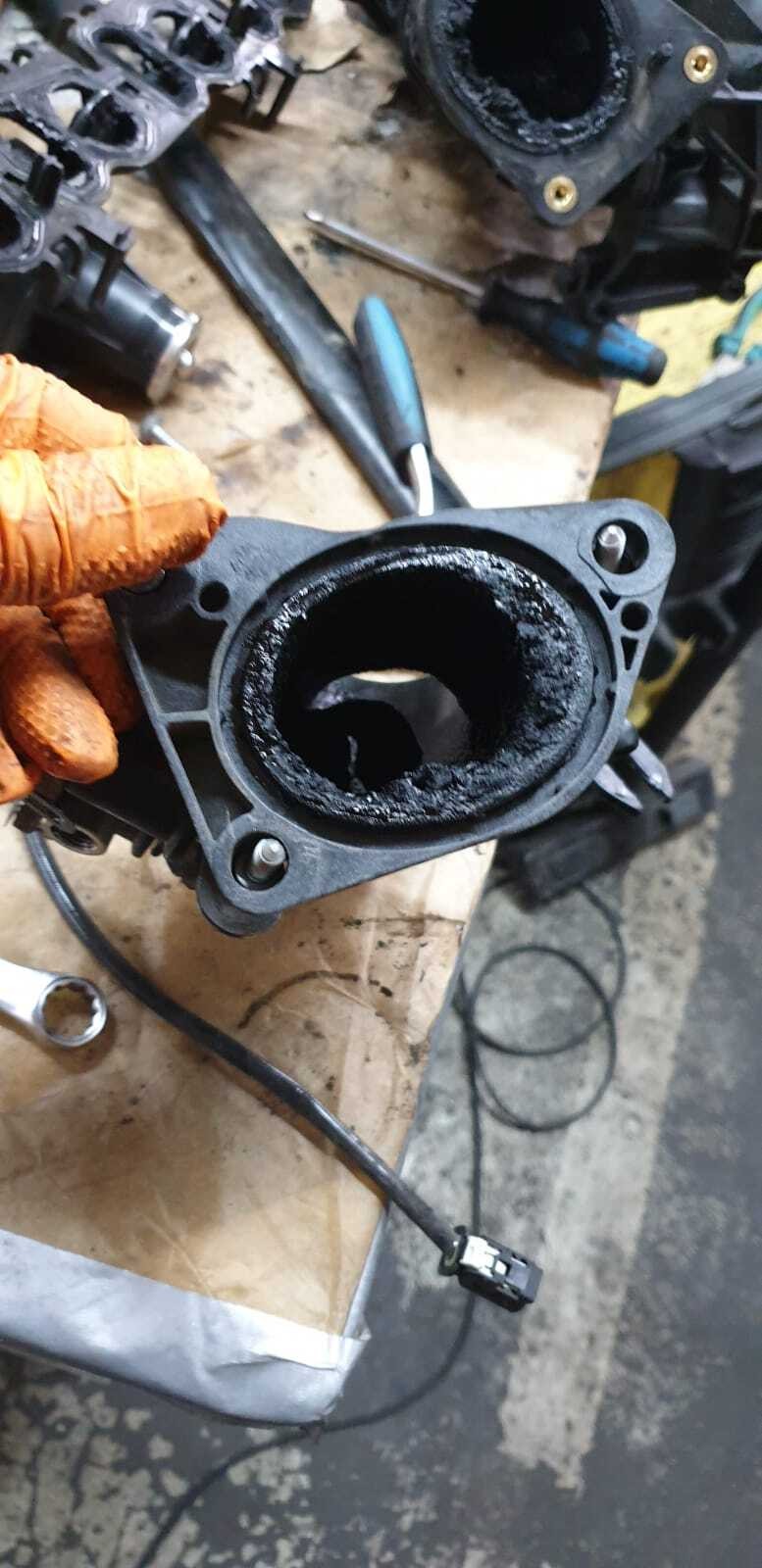 Ansaugbereich mit Verkokungen während des Walnut Blasting